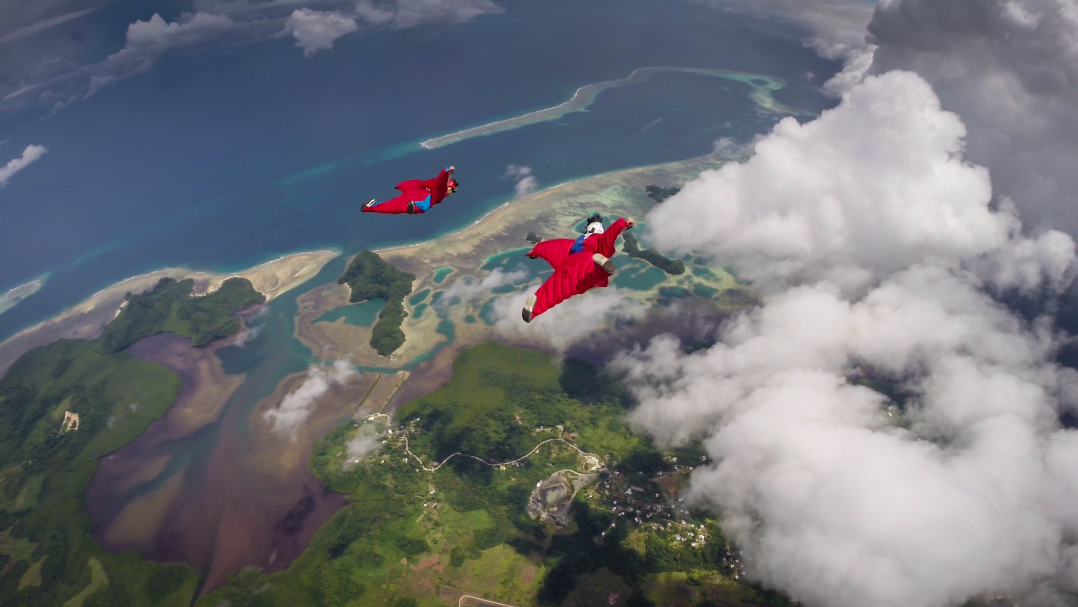 wingsuit piloten bildung fs helm kamera wolken schatten meer insel container fallschirm extremsport