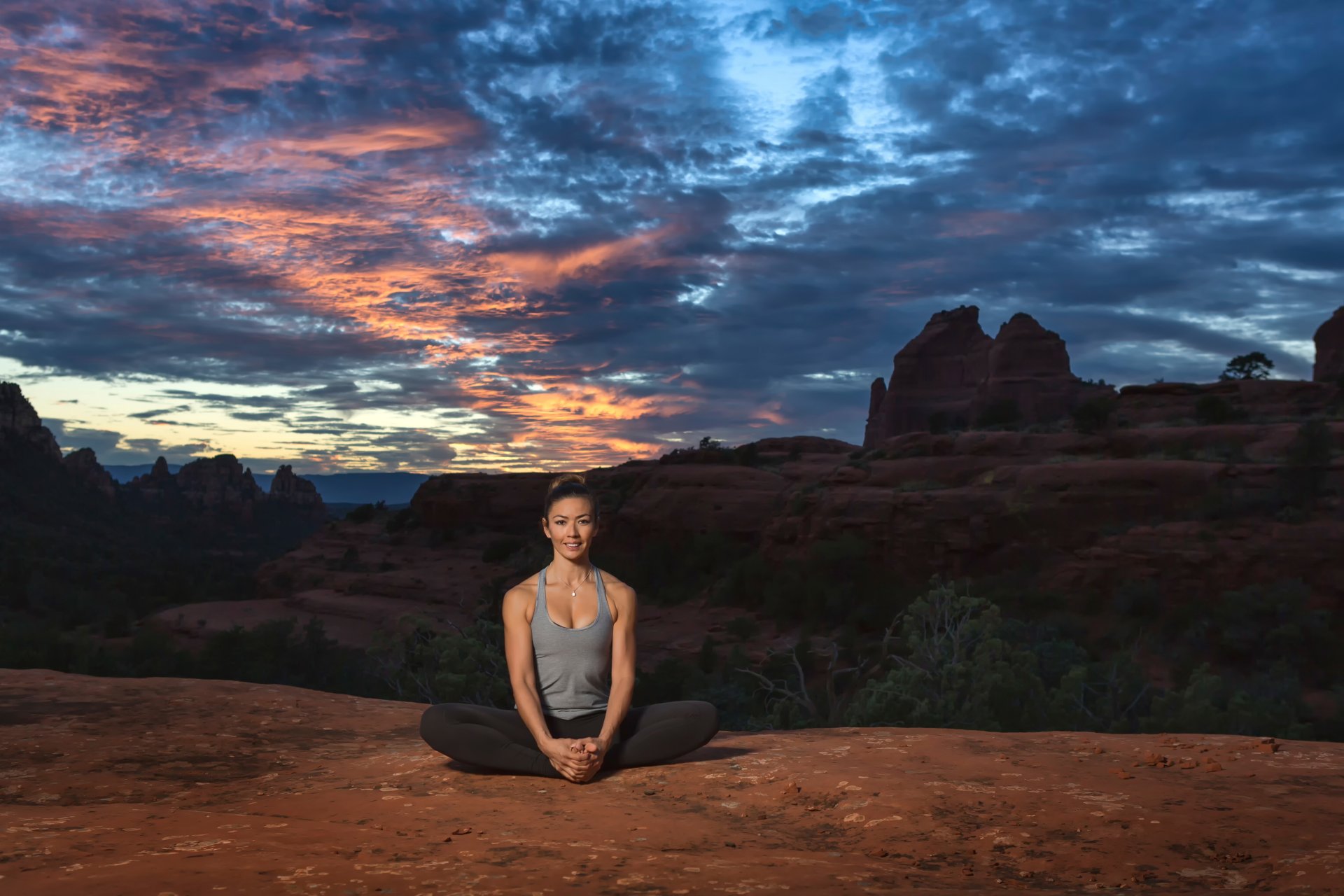 gosan keine kiri yoga auf den felsen mädchen berge