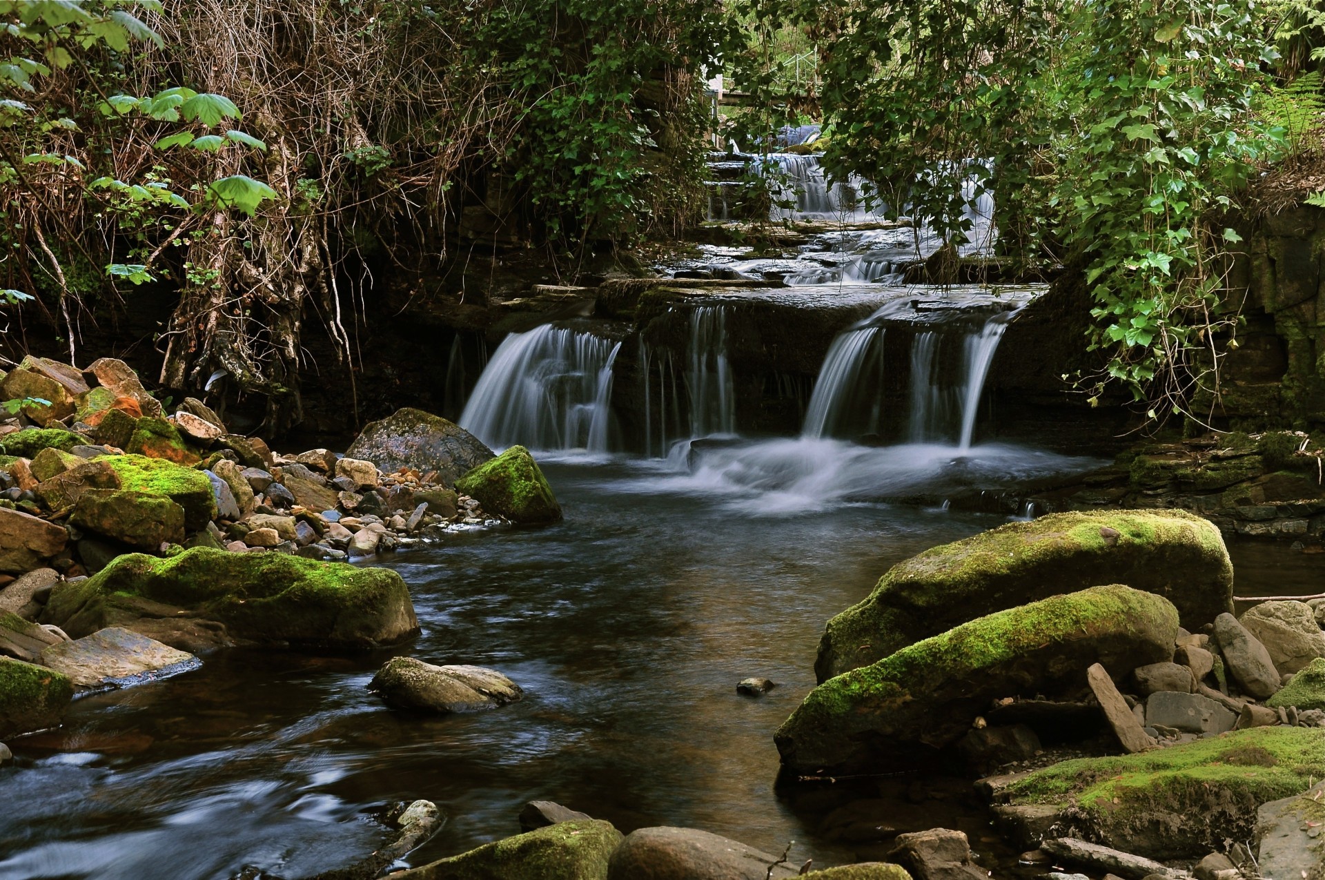 pietre fiume cascata natura