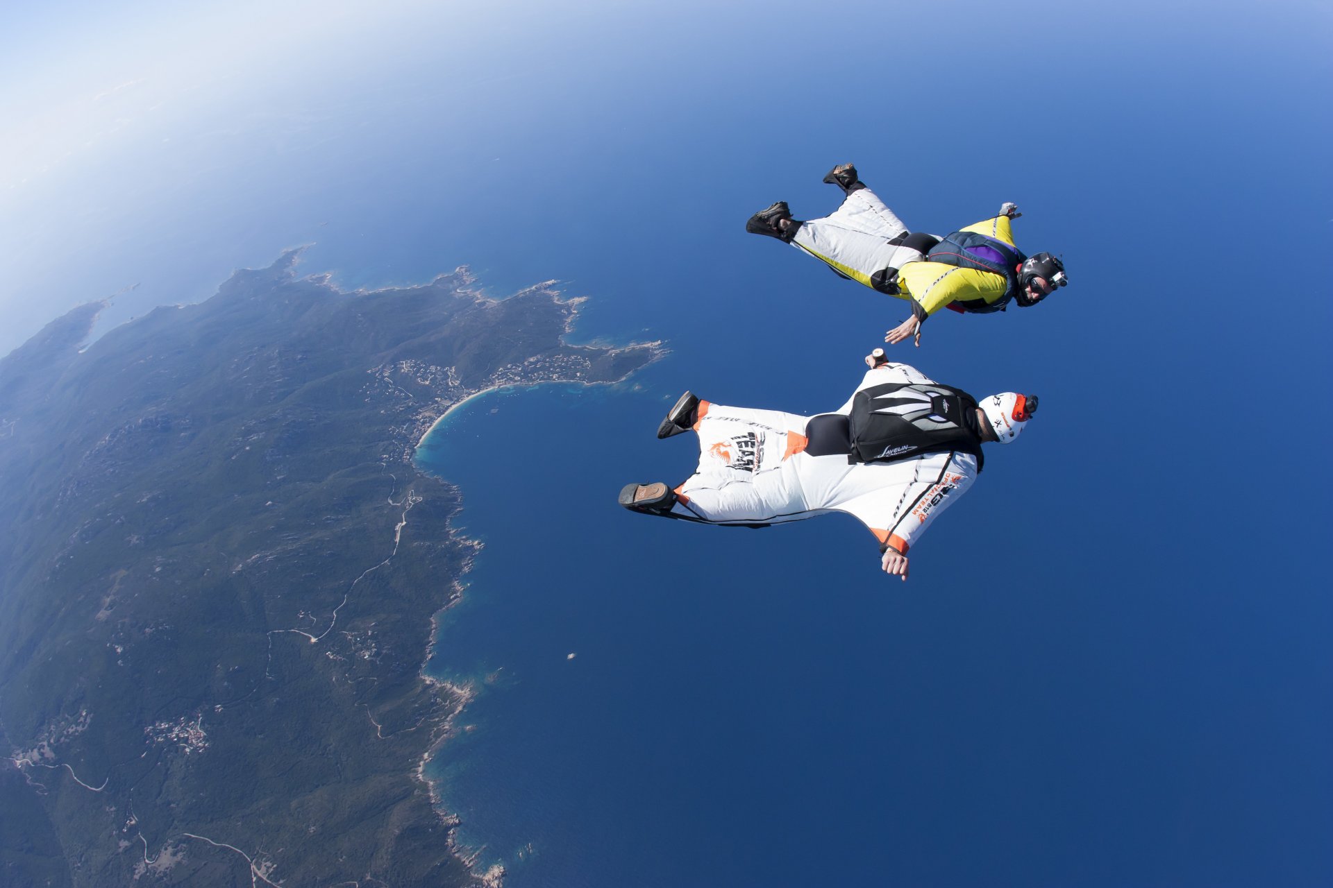 traje de alas pilotos educación fs casco cámara mar cielo soleado isla contenedor paracaídas deportes extremos