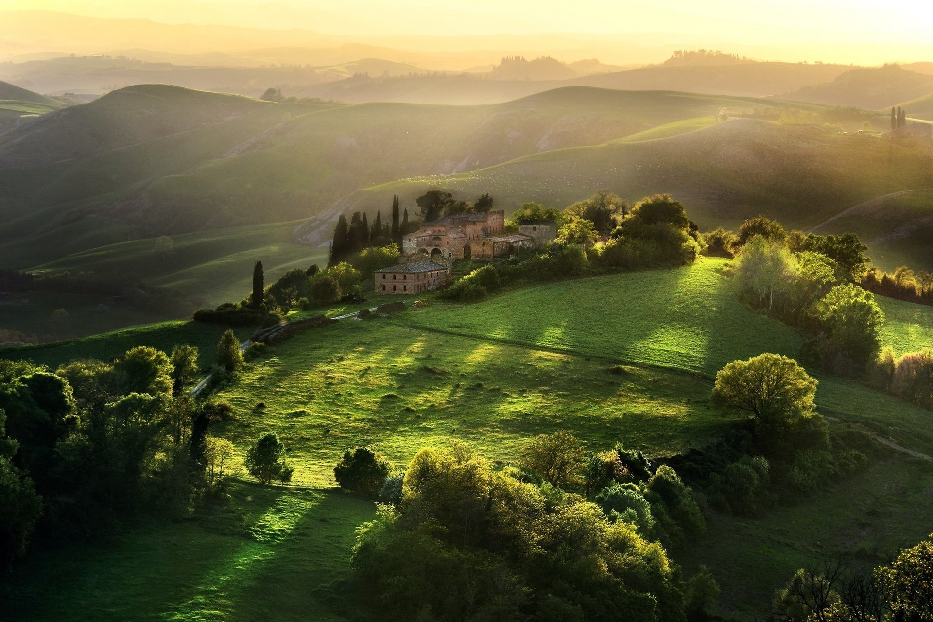 tramonto natura boschi foresta campo radura colline sole bello bellezza case castello antico vecchio