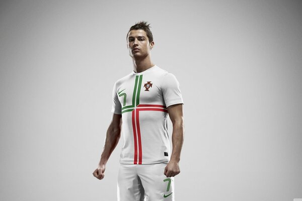 Le footballeur Cristiano Ronaldo en uniforme blanc