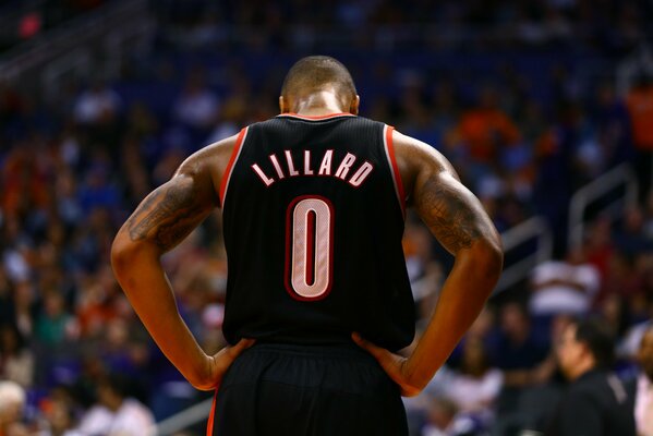 Damian Lillard stands with his back to the viewer