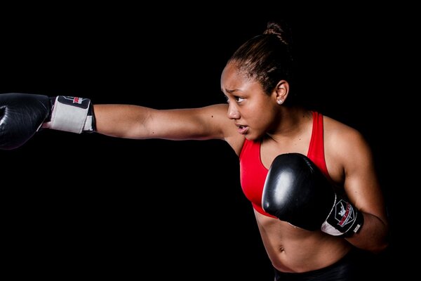 Entraînement de fille de boxe thaïlandaise