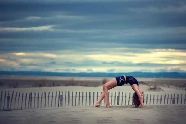 Gimnasta chica en la arena