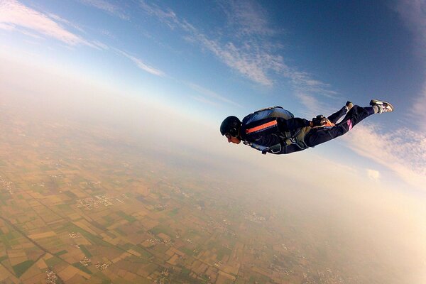 Fallschirmspringer mit ungeöffnetem Fallschirm am offenen Himmel