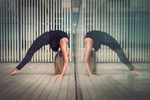 Elegante gimnasta chica y su reflejo