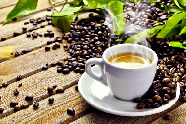 Tasse de café chaud et de grains sur la table