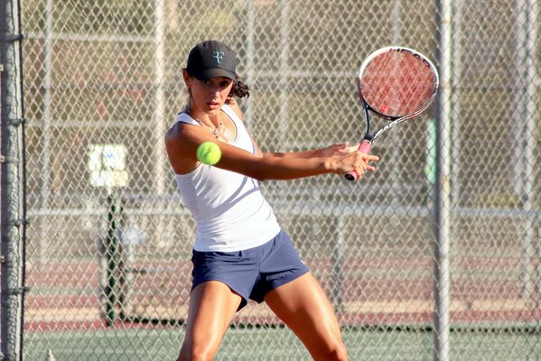 Ragazza con racchetta colpisce una palla da tennis