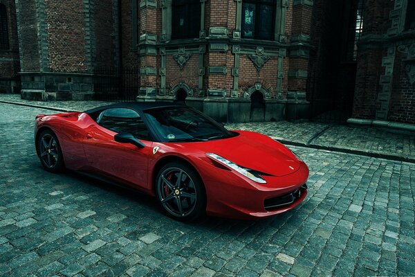 El coche de Ferrari en la ciudad en la calle