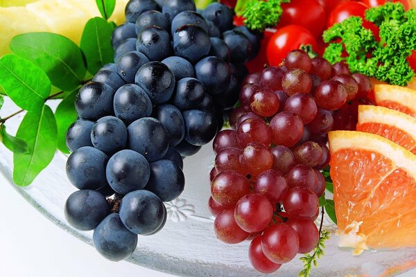 Bomba de frutas y verduras tomates, naranjas, uvas