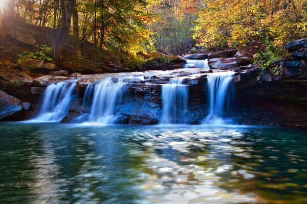 Belle cascade dans la forêt d automne