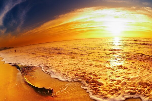 Panorama de la puesta de sol naranja y el mar