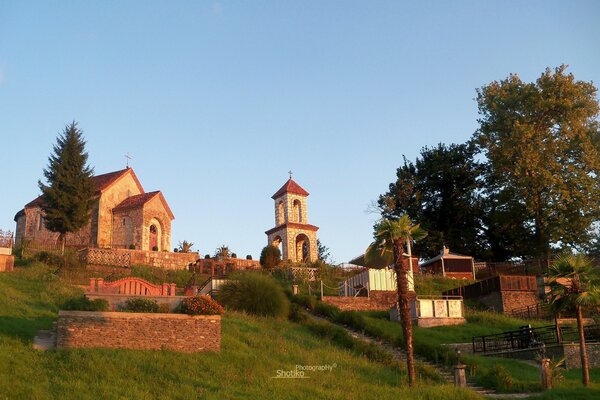 Sommerkirche bei Sonnenuntergang in Georgien