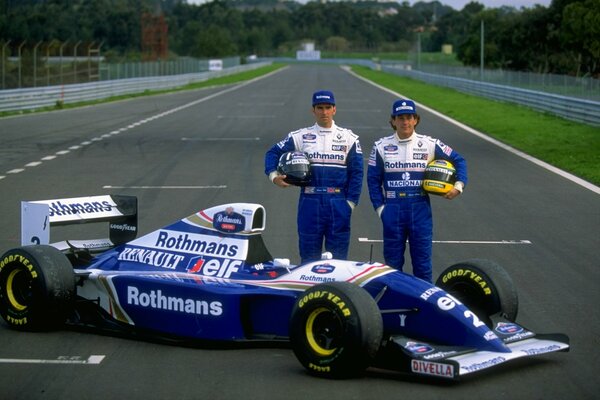 Los pilotos Damon Hill y Ayrton Senna en el auto de carreras