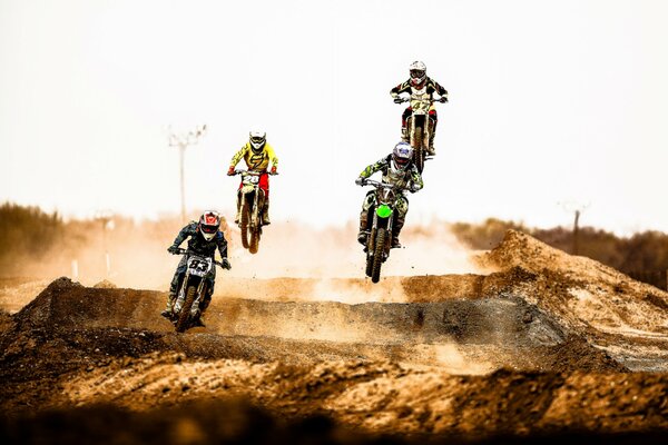 Deportes extremos. Motocross en el desierto