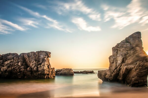 Amanecer y rocas