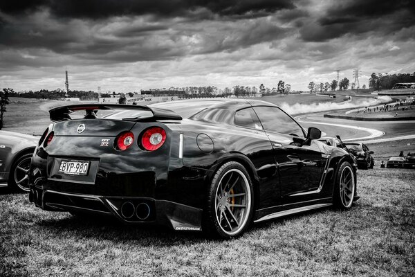 Voiture de sport noire Nissan GTR