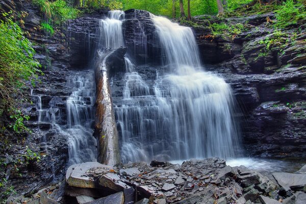 Hermosa cascada alta y piedras