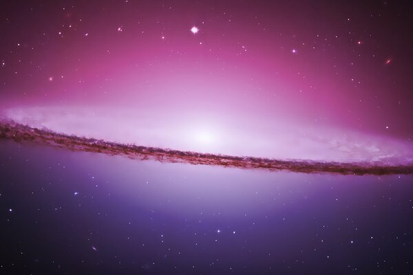 Eine violette Galaxie im Weltraum