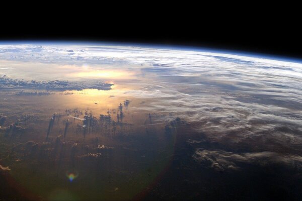 Vista de la atmósfera de un planeta con nubes y agua