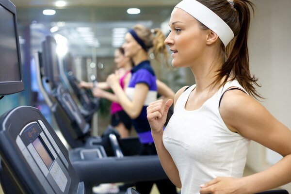 La chica en el corredor más caro en el gimnasio