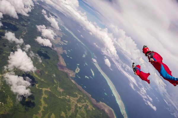 Pilotos de traje de alas flotando en las nubes