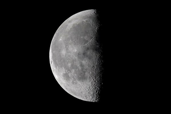 Le côté lumineux du satellite de la terre de la lune