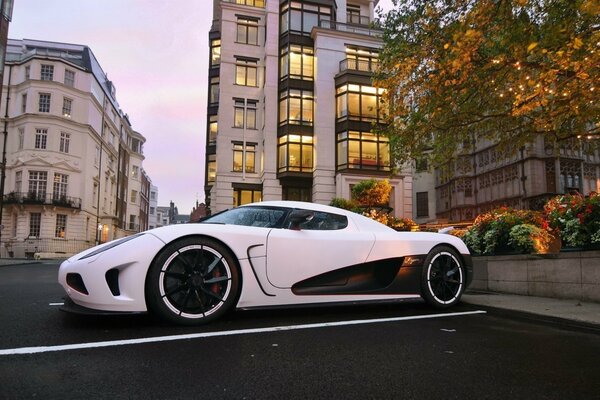 Cooler Hypercar in der Abendstadt