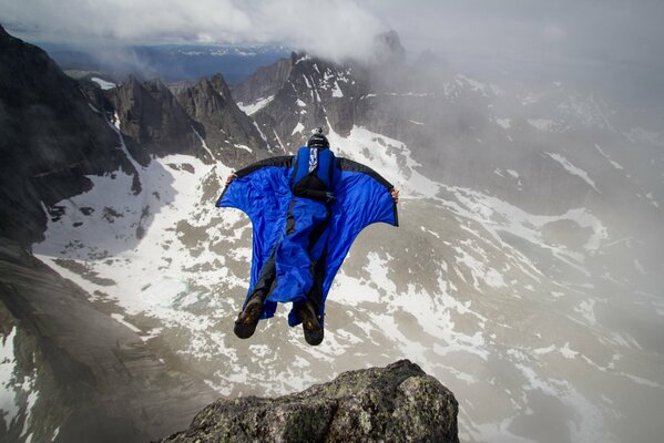 Basecamping-Sprung vom Berg ist ein Extremsport