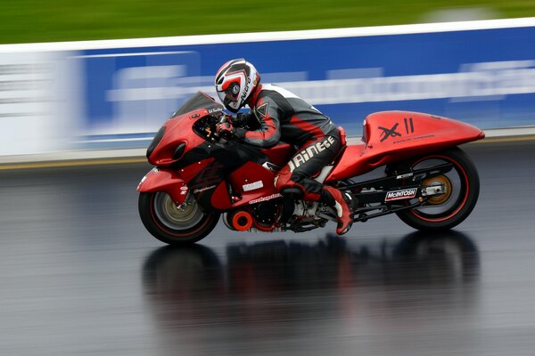 Moto de carreras roja en la pista en el tráfico