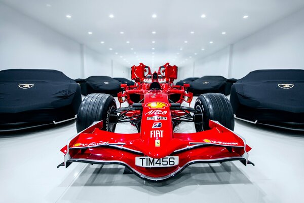 Красный болид Ferrari формулы 1