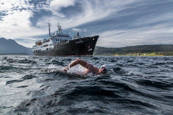 En el fondo del barco de natación