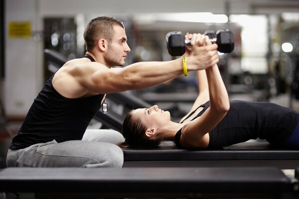 Training mit einem Personal Trainer im Fitnessstudio