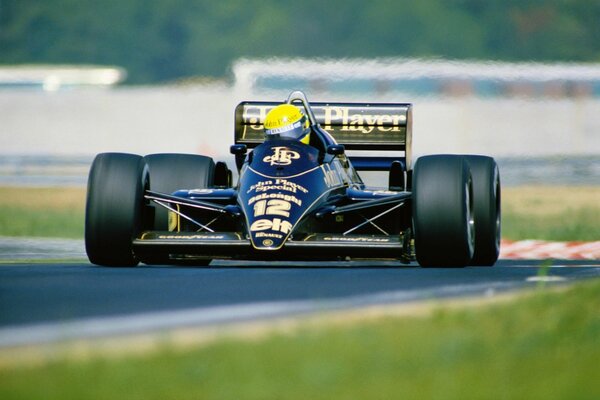 La leyenda del deporte de carreras Ayrton Senna en Lotus 98t