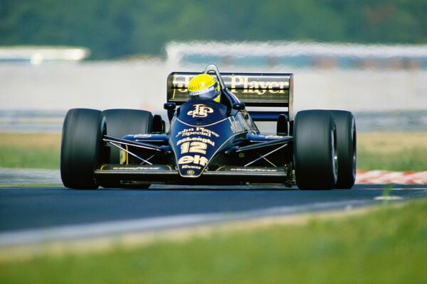 Legenda sportów wyścigowych Ayrton Senna na Lotus 98T