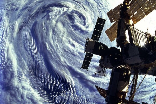 Вид со спутника. Циклон на Земле