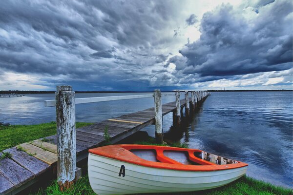 Barco en tierra antes de que comience la tormenta