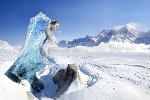 Fille dans la neige sur le gel dans un bloc de glace