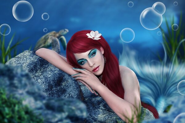 Rothaarige Meerjungfrau mit make-up unter Wasser