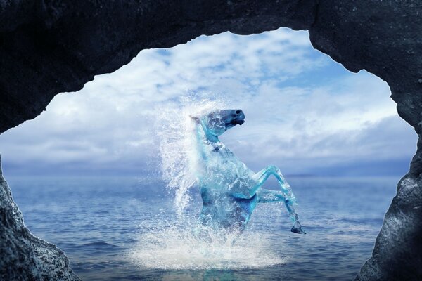 Imagen de un caballo en el agua a través de las rocas