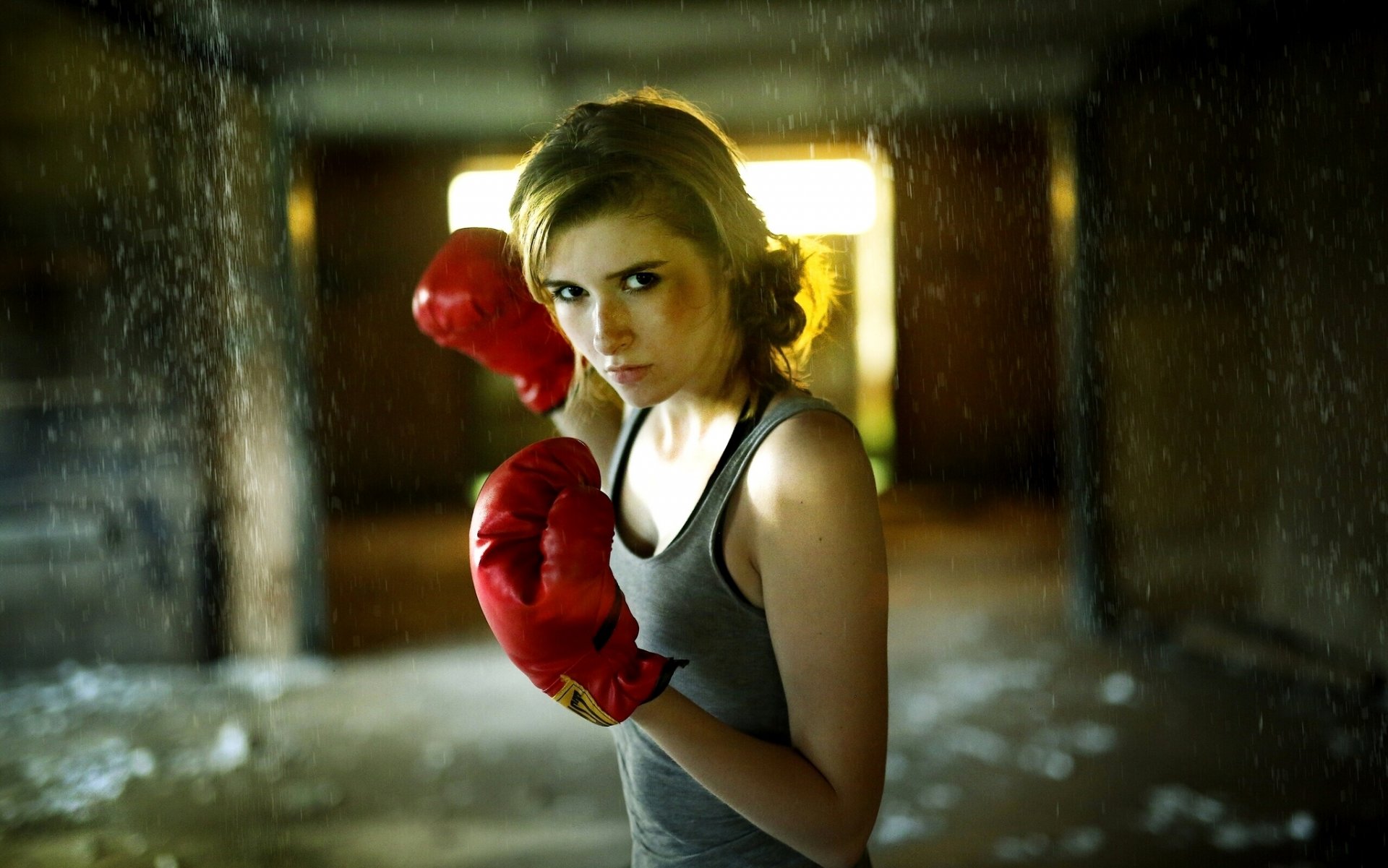 ragazza boxe guanti maglietta sguardo