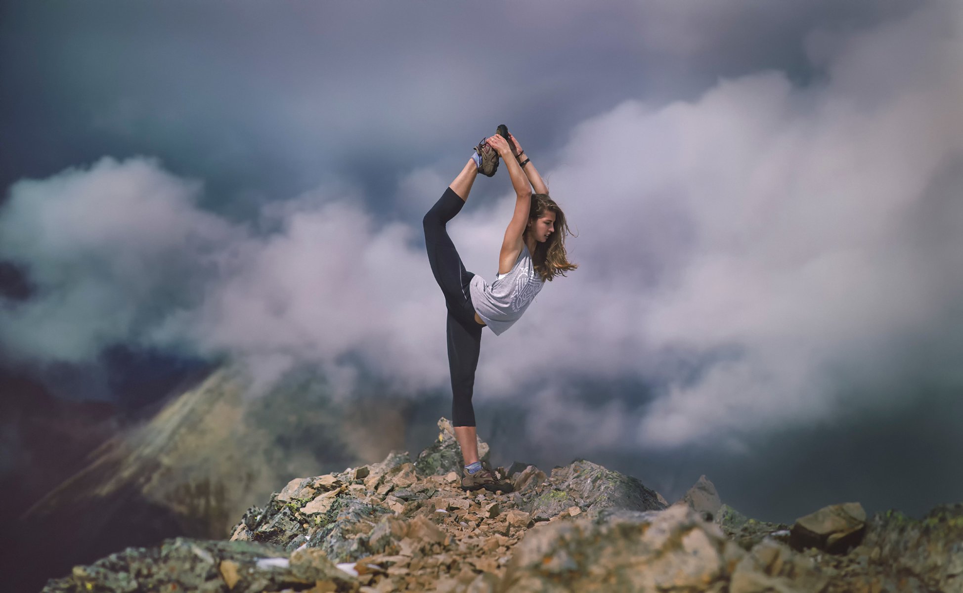 estiramiento chica atleta estiramiento nubes montañas