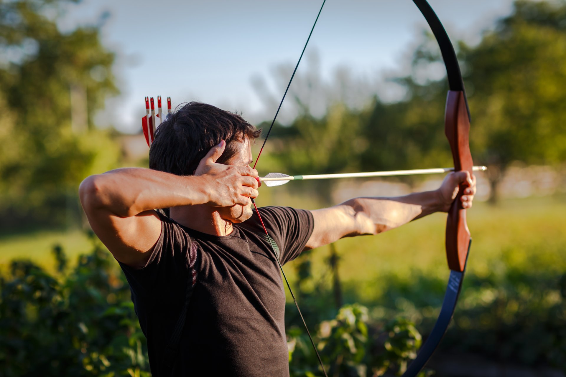 tir à l arc arc flèche pointant homme