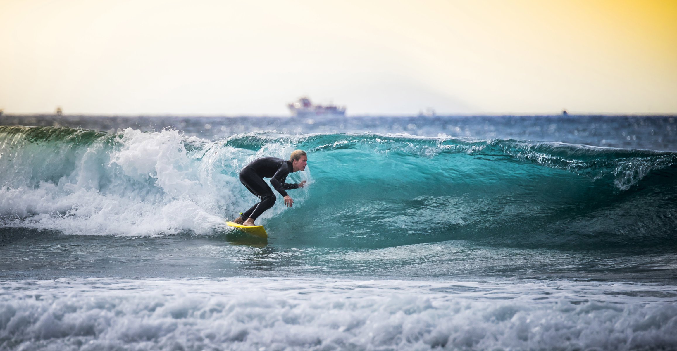 surfista surf tavole da surf onde tronco mare nave barche orizzonte sole