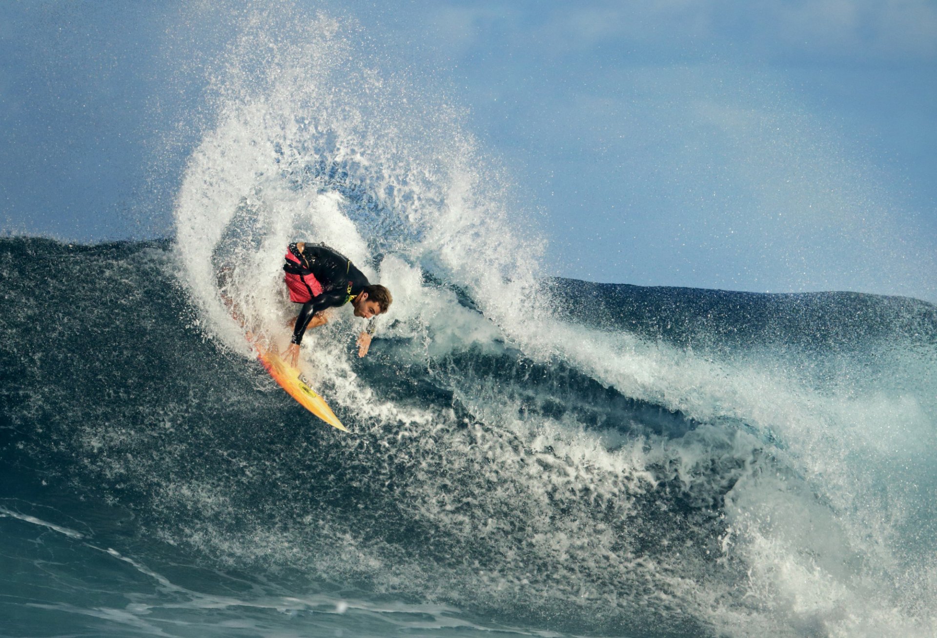 surfer surfbrett wellen spritzer himmel meer