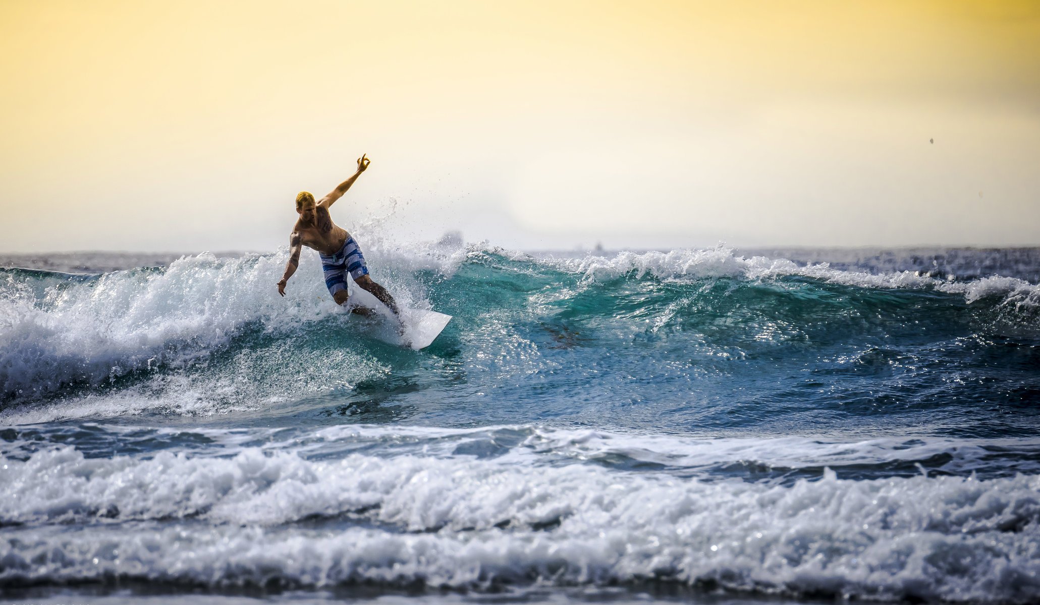 surfista surf tablas de surf mar olas horizonte cielo