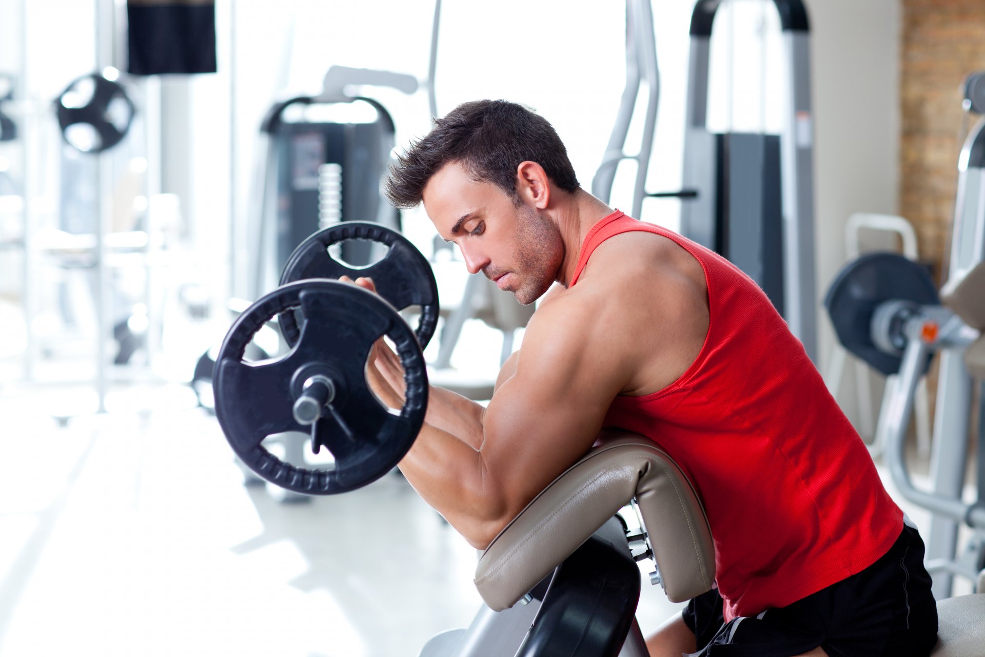 ejercicios de bíceps hombre músculos esfuerzo entrenamiento