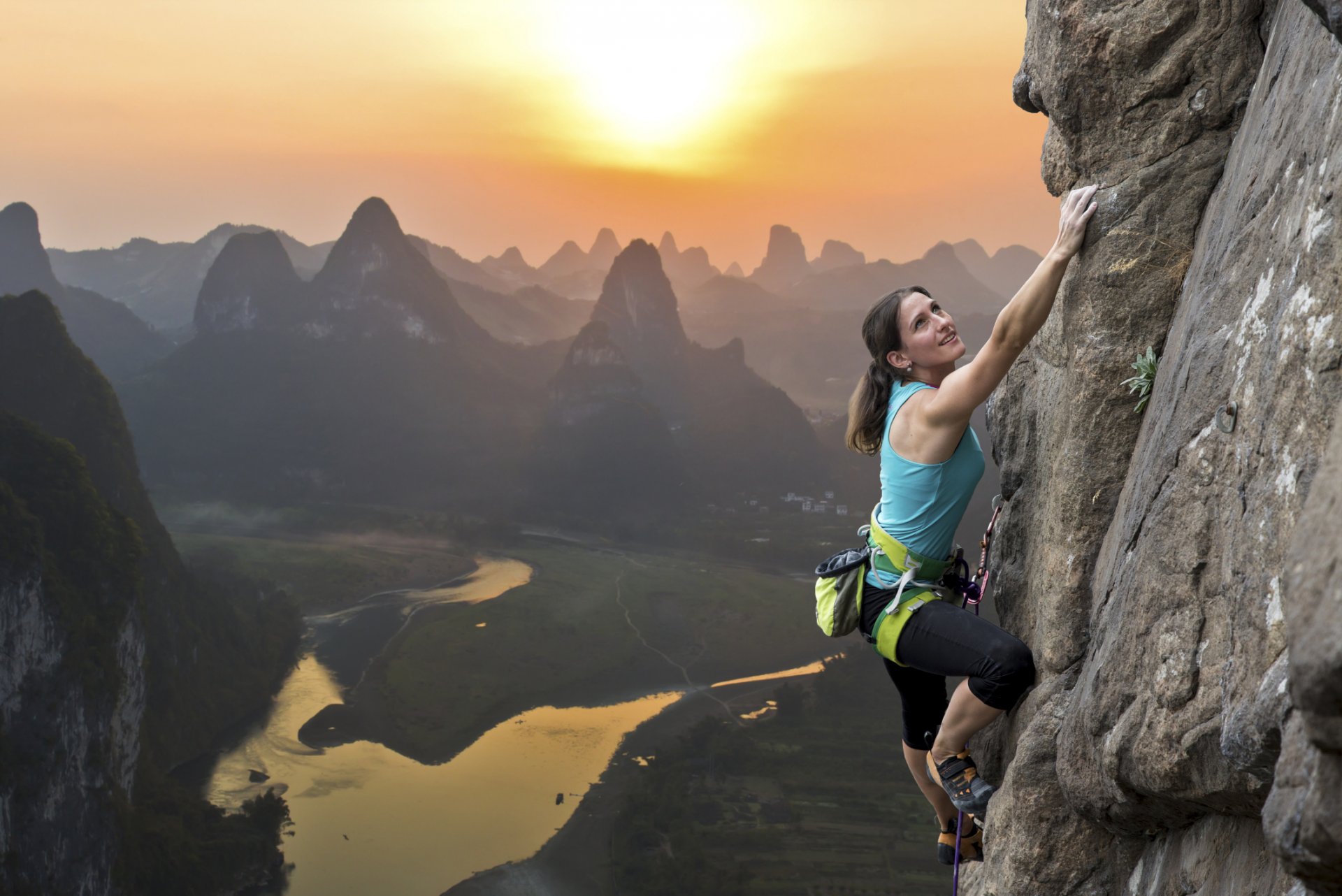 mujer escalada montaña