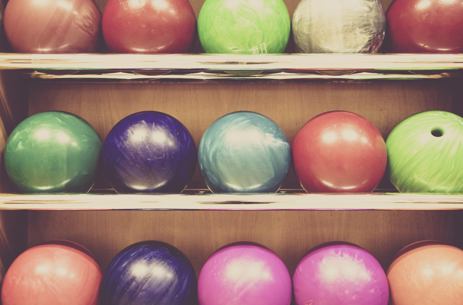 bowling palle colori diversi scaffale marcus spiske